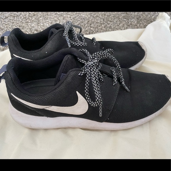 nike roshe near me